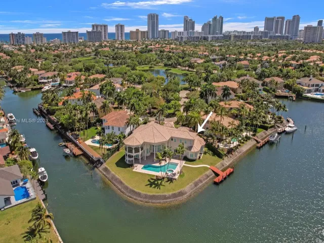 7-bedroom home for sale in Hollywood - 1130 Harbor Ct - MondialRealty