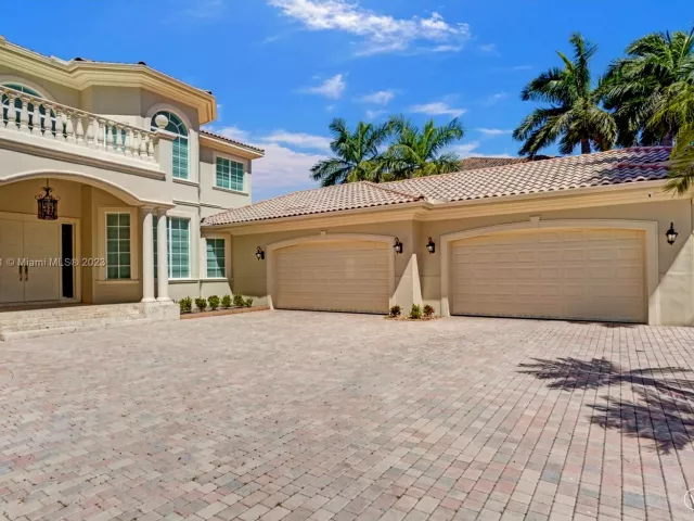 7-bedroom home for sale in Hollywood - 1130 Harbor Ct - MondialRealty