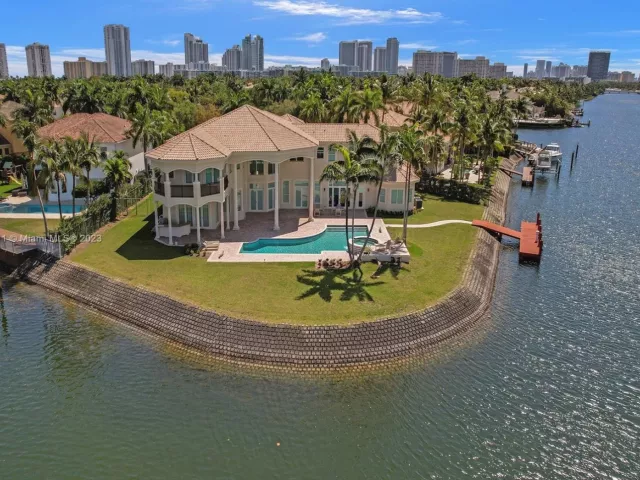 7-bedroom home for sale in Hollywood - 1130 Harbor Ct - MondialRealty