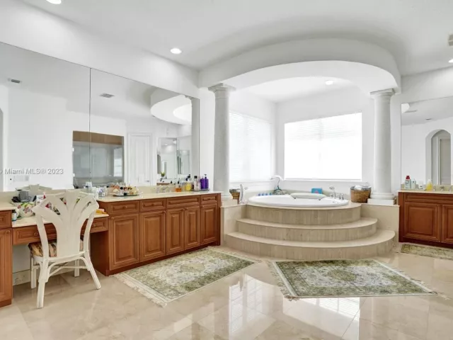 7-bedroom home for sale in Hollywood - 1130 Harbor Ct - MondialRealty