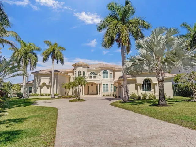 7-bedroom home for sale in Hollywood - 1130 Harbor Ct - MondialRealty