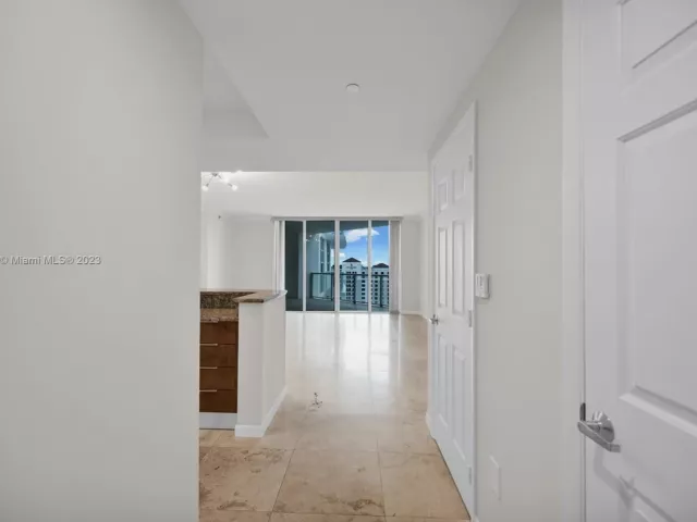 1-bedroom condo for sale in Fort Lauderdale - 1819 SE 17th St 1401 - MondialRealty