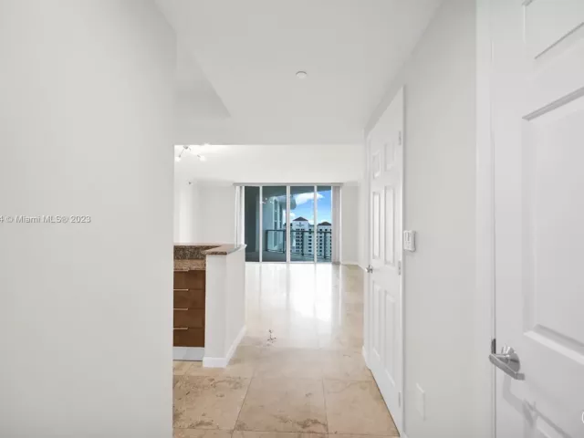 1-bedroom condo for sale in Fort Lauderdale - 1819 SE 17th St 1401 - MondialRealty