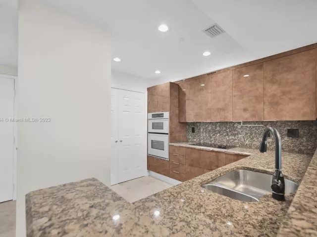 1-bedroom condo for sale in Fort Lauderdale - 1819 SE 17th St 1401 - MondialRealty