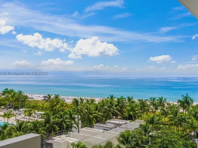 2-bedroom condo for rent in Miami Beach - 2201 Collins Ave 811 - MondialRealty