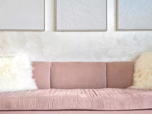 2-bedroom condo for rent in Miami Beach - 2201 Collins Ave 811 - MondialRealty