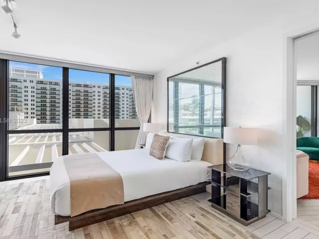 2-bedroom condo for rent in Miami Beach - 2201 Collins Ave 811 - MondialRealty