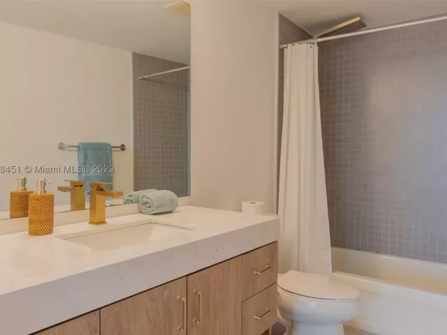 2-bedroom condo for rent in Miami - 1750 N Bayshore Dr 3201 - MondialRealty