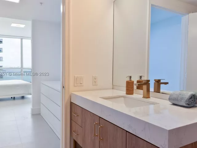2-bedroom condo for rent in Miami - 1750 N Bayshore Dr 3201 - MondialRealty
