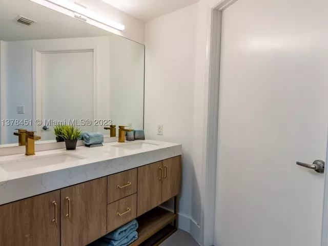 2-bedroom condo for rent in Miami - 1750 N Bayshore Dr 3201 - MondialRealty