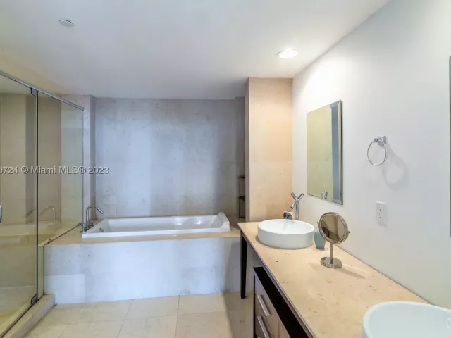 2-bedroom condo for sale in Miami - 495 Brickell Ave 3603 - MondialRealty