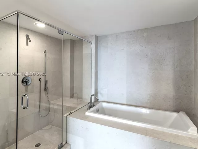 2-bedroom condo for sale in Miami - 495 Brickell Ave 3603 - MondialRealty