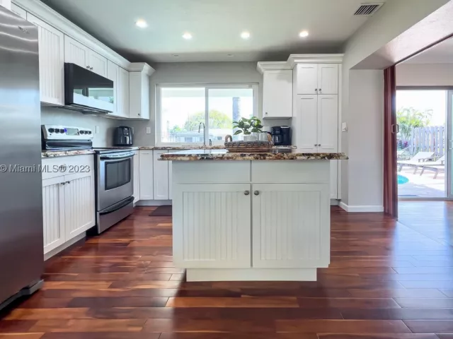 3-bedroom home for rent in Fort Lauderdale - 1466 NE 57th Ct - MondialRealty