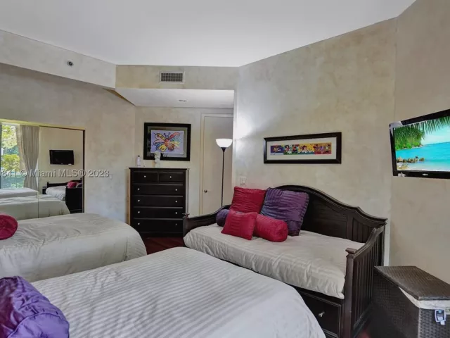 3-bedroom condo for sale in Aventura - 2600 Island Blvd 101 - MondialRealty
