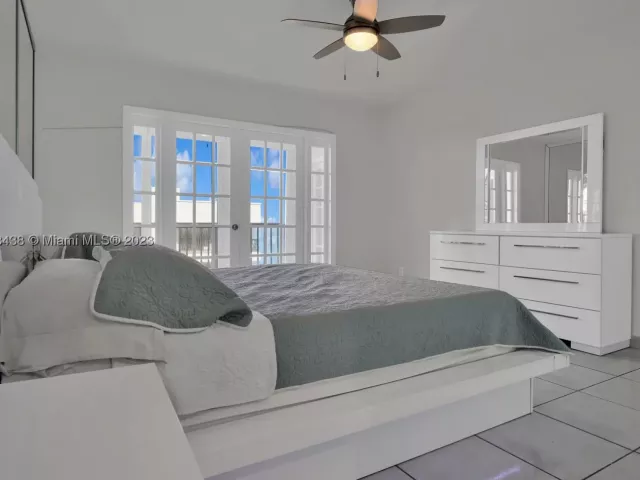 3-bedroom condo for sale in Miami Beach - 5401 Collins Ave 601 - MondialRealty