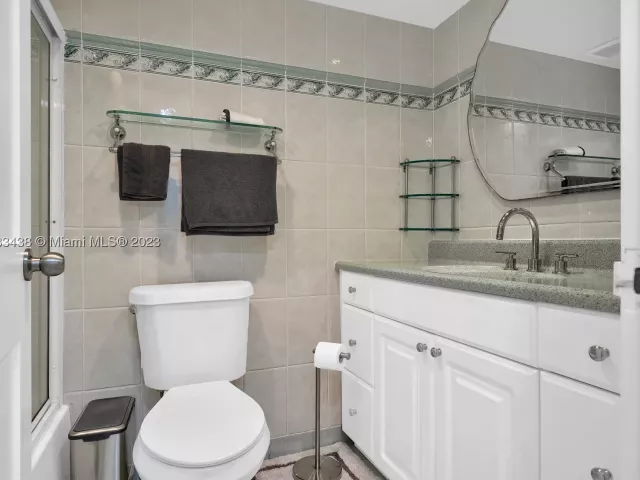 3-bedroom condo for sale in Miami Beach - 5401 Collins Ave 601 - MondialRealty