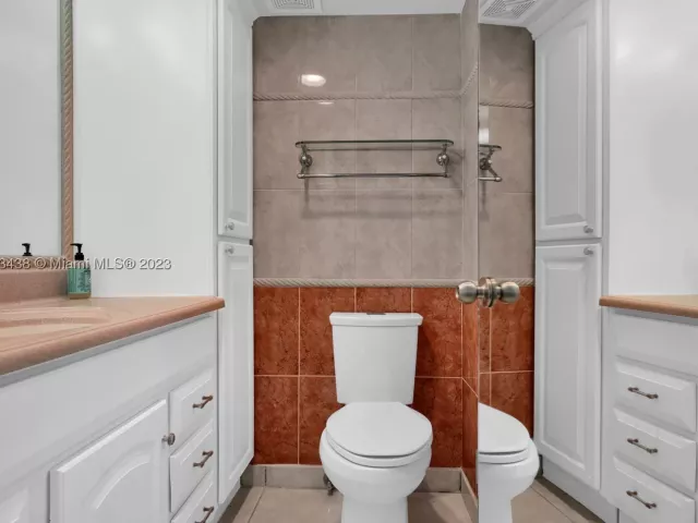 3-bedroom condo for sale in Miami Beach - 5401 Collins Ave 601 - MondialRealty