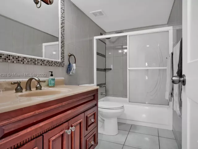 3-bedroom condo for sale in Miami Beach - 5401 Collins Ave 601 - MondialRealty