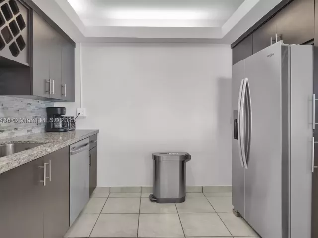 3-bedroom condo for sale in Miami Beach - 5401 Collins Ave 601 - MondialRealty