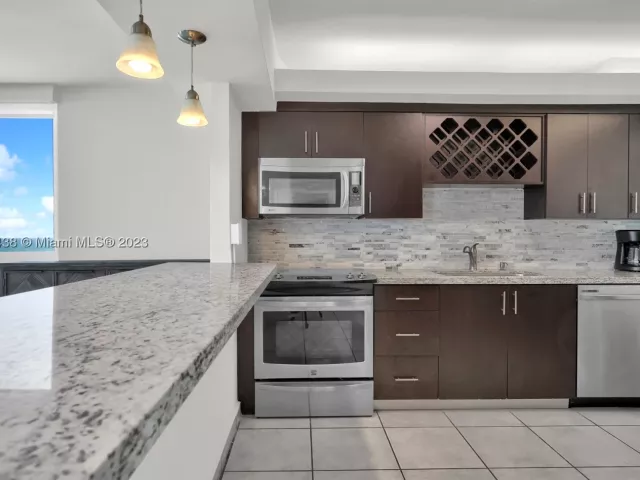 3-bedroom condo for sale in Miami Beach - 5401 Collins Ave 601 - MondialRealty