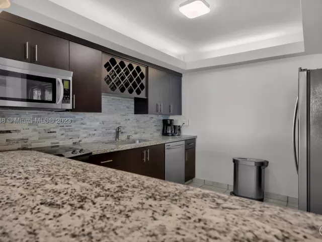 3-bedroom condo for sale in Miami Beach - 5401 Collins Ave 601 - MondialRealty