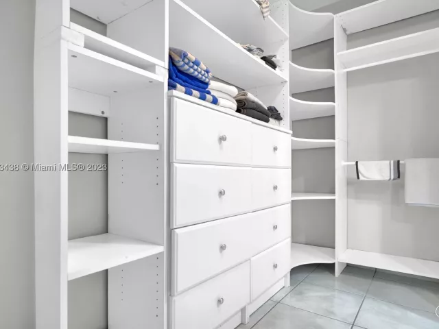 3-bedroom condo for sale in Miami Beach - 5401 Collins Ave 601 - MondialRealty