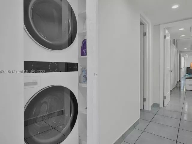 3-bedroom condo for sale in Miami Beach - 5401 Collins Ave 601 - MondialRealty