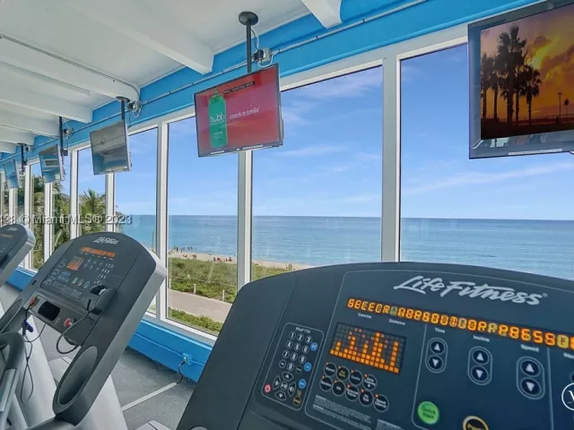 3-bedroom condo for sale in Miami Beach - 5401 Collins Ave 601 - MondialRealty