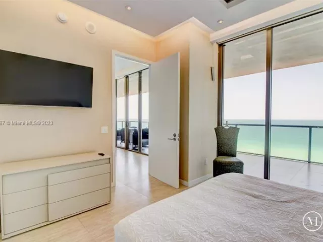 3-bedroom condo for rent in Bal Harbour - 9705 Collins Ave 1003N - MondialRealty