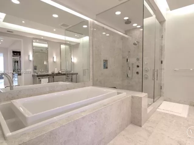 3-bedroom condo for rent in Bal Harbour - 9705 Collins Ave 1003N - MondialRealty