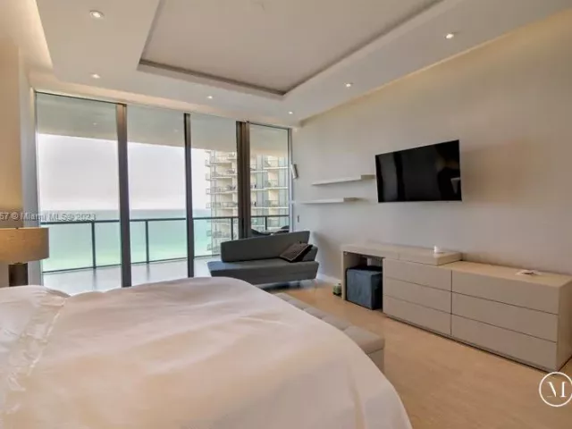 3-bedroom condo for rent in Bal Harbour - 9705 Collins Ave 1003N - MondialRealty