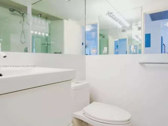 1-bedroom condo for rent in Miami Beach - 5601 Collins Ave 1204 - MondialRealty