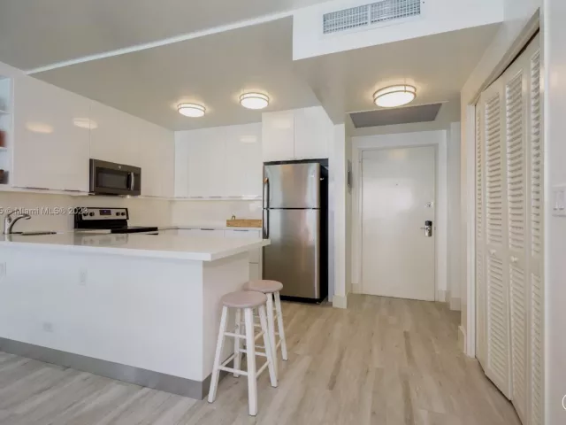 1-bedroom condo for rent in Miami Beach - 5601 Collins Ave 1204 - MondialRealty