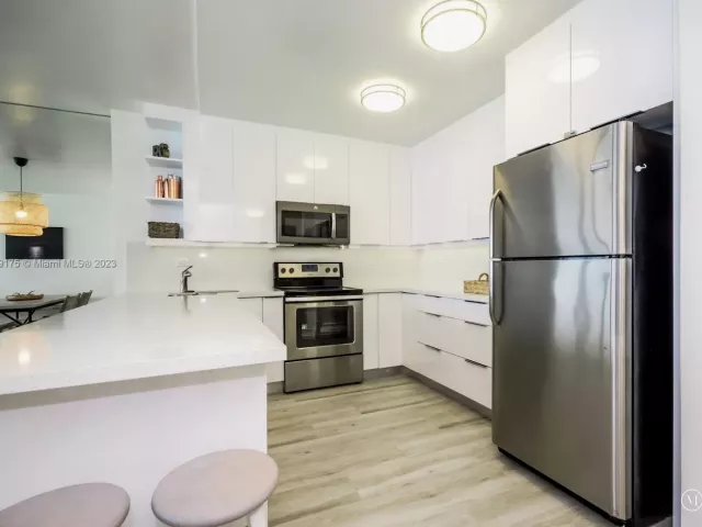 1-bedroom condo for rent in Miami Beach - 5601 Collins Ave 1204 - MondialRealty