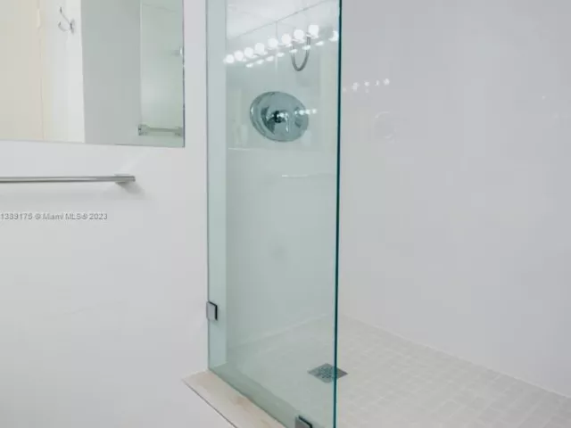 1-bedroom condo for rent in Miami Beach - 5601 Collins Ave 1204 - MondialRealty