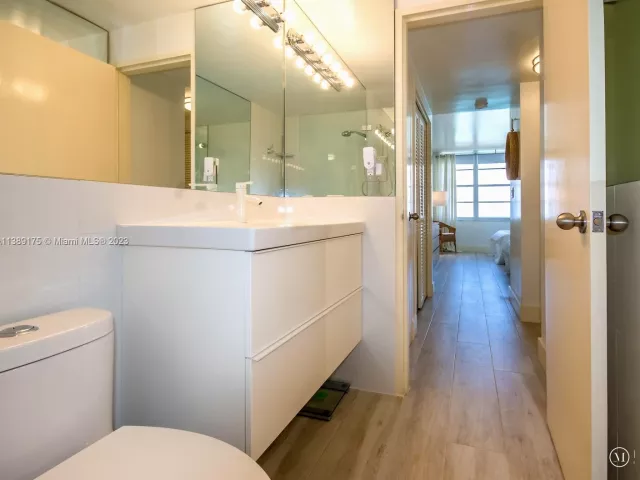 1-bedroom condo for rent in Miami Beach - 5601 Collins Ave 1204 - MondialRealty