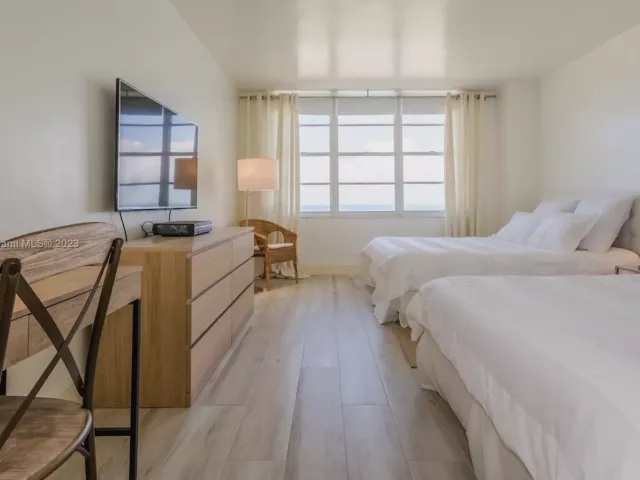 1-bedroom condo for rent in Miami Beach - 5601 Collins Ave 1204 - MondialRealty