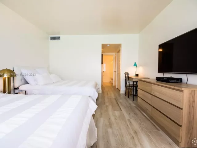 1-bedroom condo for rent in Miami Beach - 5601 Collins Ave 1204 - MondialRealty