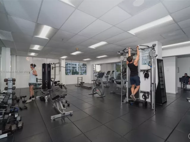 1-bedroom condo for rent in Miami Beach - 5601 Collins Ave 1204 - MondialRealty