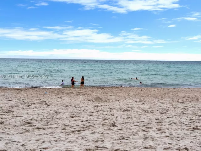 2-bedroom condo for rent in Hollywood - 4001 S Ocean Dr 14H - MondialRealty