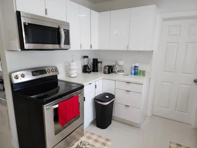 Home for rent at 3240 SW 17th St 3240 - photo 3977459