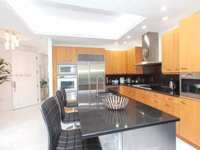 2-bedroom condo for sale in Aventura - 6000 Island Blvd 104 - MondialRealty