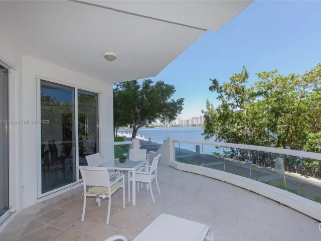 2-bedroom condo for sale in Aventura - 6000 Island Blvd 104 - MondialRealty