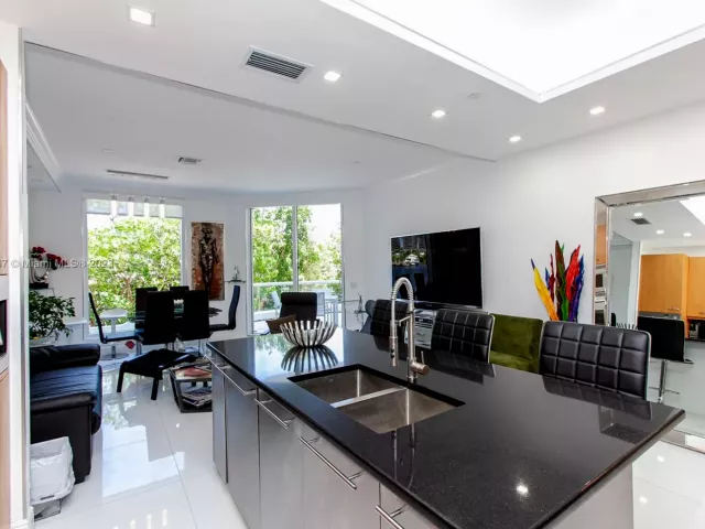 2-bedroom condo for sale in Aventura - 6000 Island Blvd 104 - MondialRealty