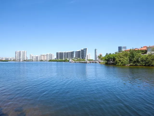 2-bedroom condo for sale in Aventura - 6000 Island Blvd 104 - MondialRealty