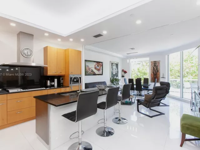 2-bedroom condo for sale in Aventura - 6000 Island Blvd 104 - MondialRealty