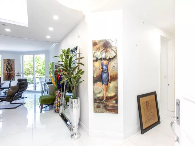 2-bedroom condo for sale in Aventura - 6000 Island Blvd 104 - MondialRealty