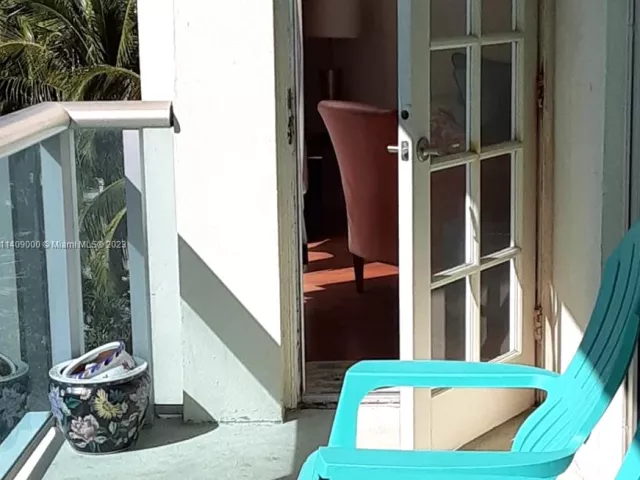 2-bedroom condo for sale in Hollywood - 3801 S Ocean Dr 5O - MondialRealty