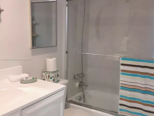 2-bedroom condo for sale in Hollywood - 3801 S Ocean Dr 5O - MondialRealty