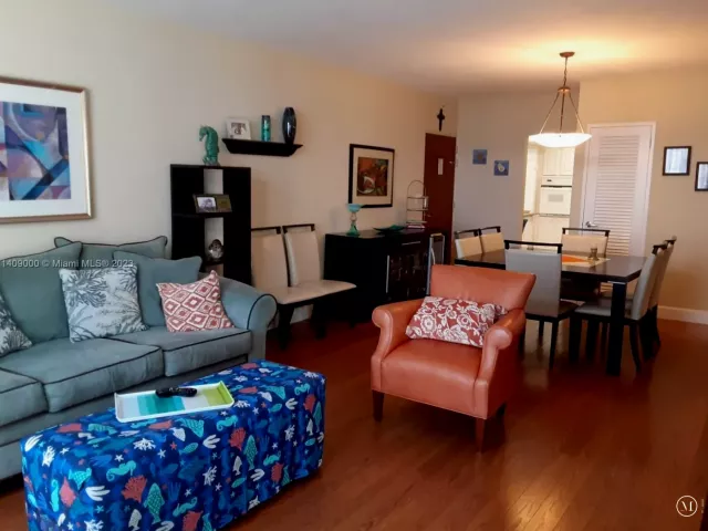 2-bedroom condo for sale in Hollywood - 3801 S Ocean Dr 5O - MondialRealty